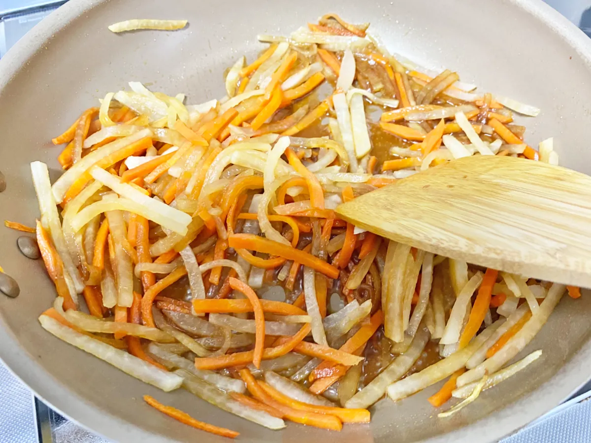 『にんじんと大根のきんぴら』を作る写真（撮影：エニママ）