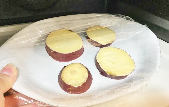 『ハニー＆マヨのスイートポテトースト』を作る写真（撮影：エニママ）