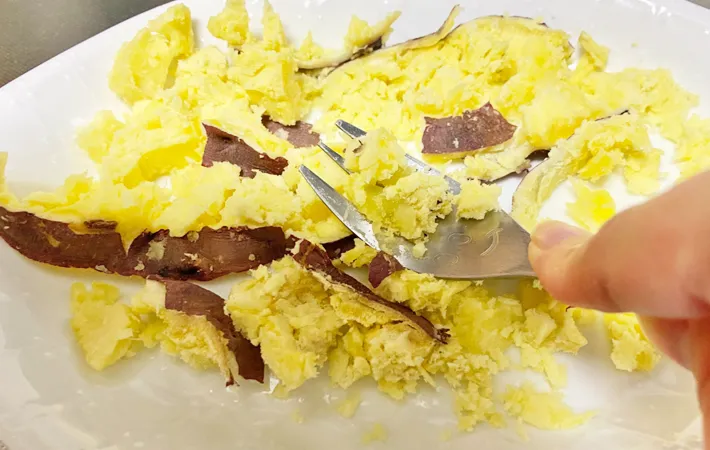 『ハニー＆マヨのスイートポテトースト』を作る写真（撮影：エニママ）