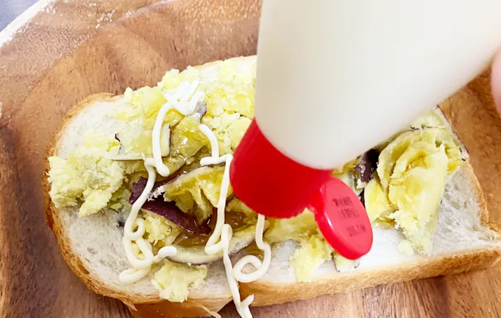 『ハニー＆マヨのスイートポテトースト』を作る写真（撮影：エニママ）