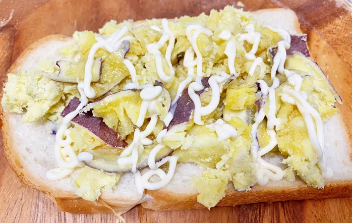 『ハニー＆マヨのスイートポテトースト』を作る写真（撮影：エニママ）