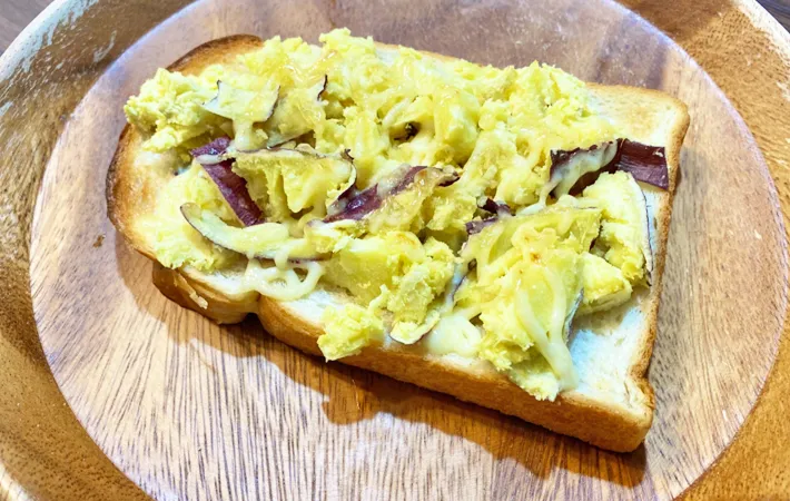『ハニー＆マヨのスイートポテトースト』の完成写真（撮影：エニママ）