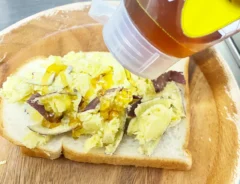 『ハニー＆マヨのスイートポテトースト』を作る写真（撮影：エニママ）