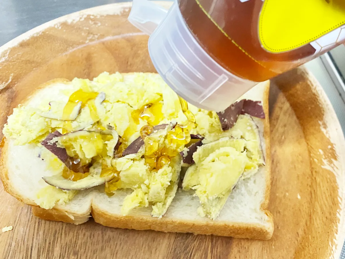 『ハニー＆マヨのスイートポテトースト』を作る写真（撮影：エニママ）