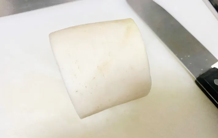 『漬けるだけ！ポリポリ大根』を作る写真（撮影：エニママ）