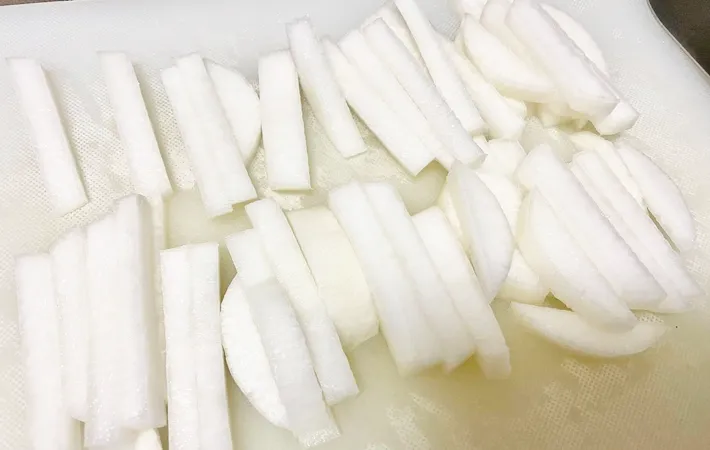 『漬けるだけ！ポリポリ大根』を作る写真（撮影：エニママ）