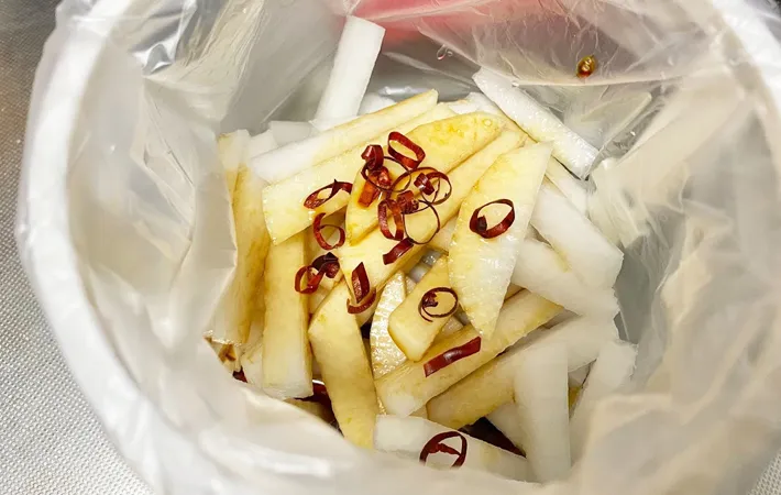 『漬けるだけ！ポリポリ大根』を作る写真（撮影：エニママ）