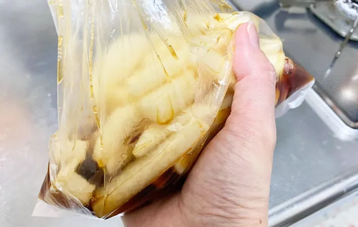 『漬けるだけ！ポリポリ大根』を作る写真（撮影：エニママ）