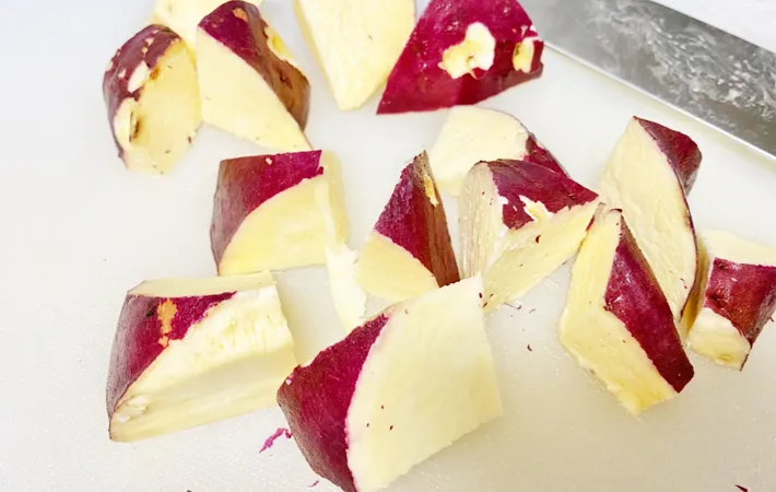 『豚肉とサツマイモのさっぱり甘辛煮』を作る写真（撮影：エニママ）