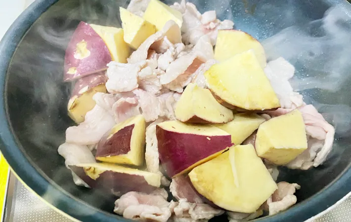 『豚肉とサツマイモのさっぱり甘辛煮』を作る写真（撮影：エニママ）