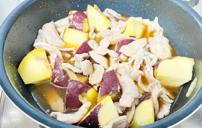 『豚肉とサツマイモのさっぱり甘辛煮』を作る写真（撮影：エニママ）