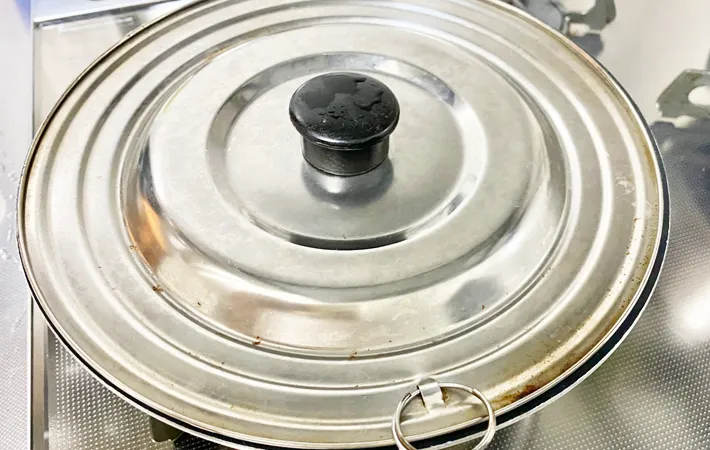 『豚肉とサツマイモのさっぱり甘辛煮』を作る写真（撮影：エニママ）