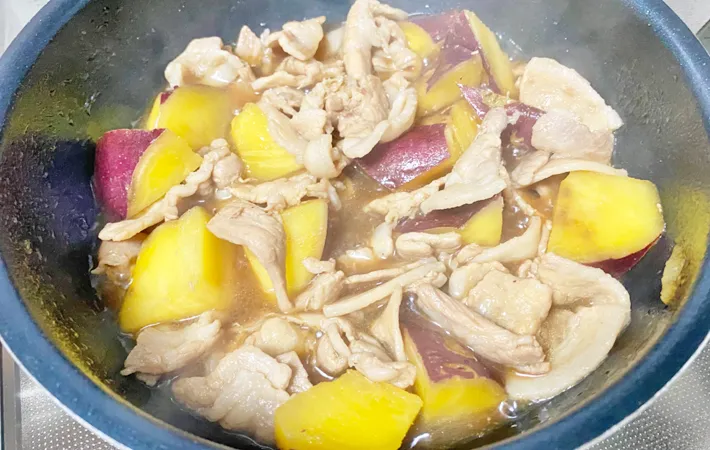 『豚肉とサツマイモのさっぱり甘辛煮』を作る写真（撮影：エニママ）