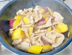 『豚肉とサツマイモのさっぱり甘辛煮』を作る写真（撮影：エニママ）