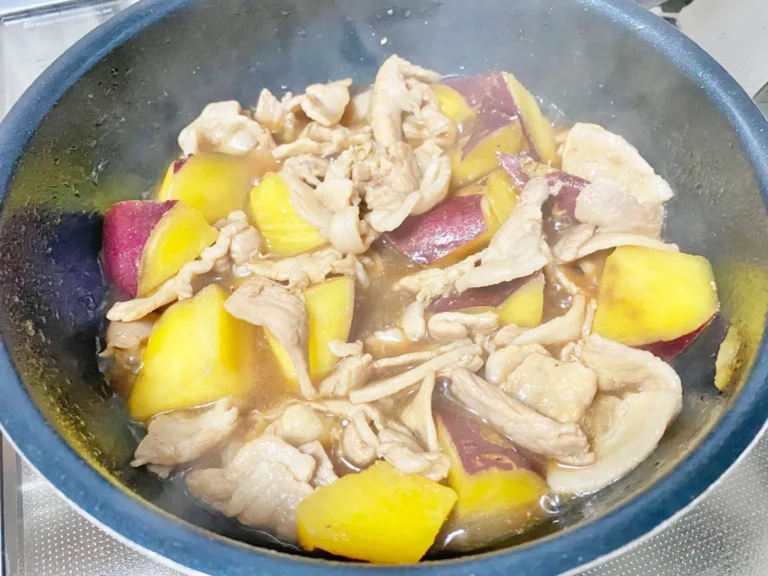 『豚肉とサツマイモのさっぱり甘辛煮』を作る写真（撮影：エニママ）