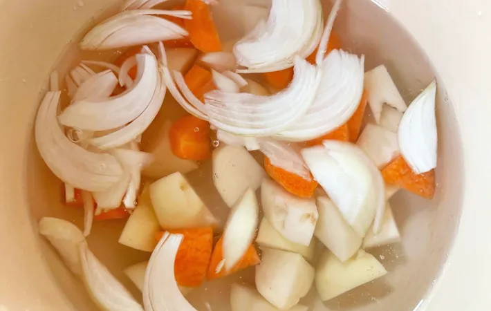 『たっぷり野菜のコンソメスープ』を作る写真（撮影：エニママ）