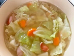 『たっぷり野菜のコンソメスープ』の完成写真（撮影：エニママ）