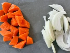 『たっぷり野菜のコンソメスープ』の作り方の画像（撮影：エニママ）