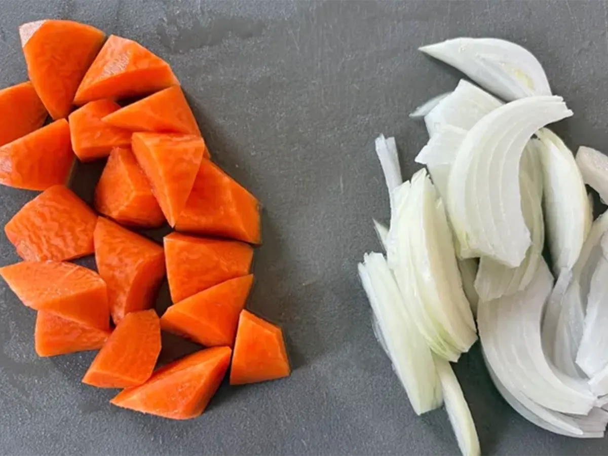 『たっぷり野菜のコンソメスープ』の作り方の画像(撮影:エニママ)