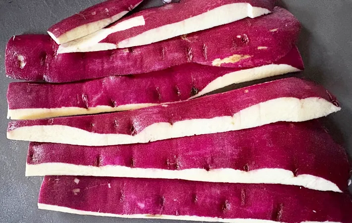 『さつまいもの皮のいもけんぴ』を作る写真（撮影：エニママ）