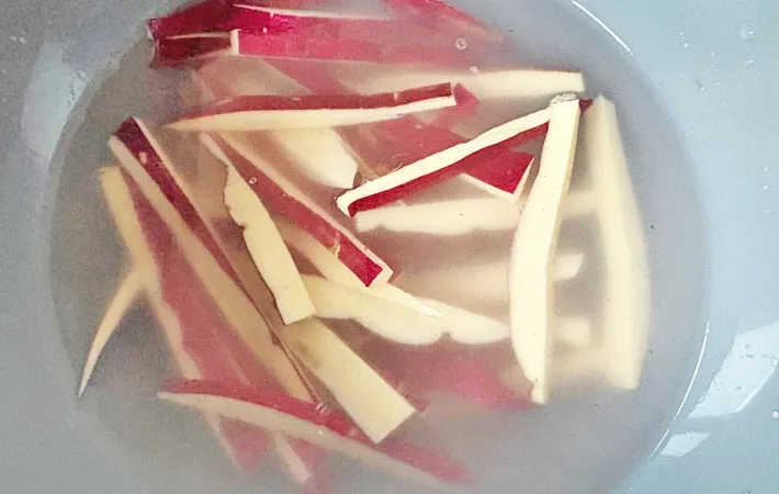 『さつまいもの皮のいもけんぴ』を作る写真（撮影：エニママ）