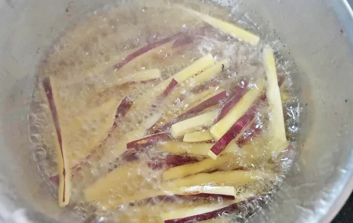 『さつまいもの皮のいもけんぴ』を作る写真（撮影：エニママ）