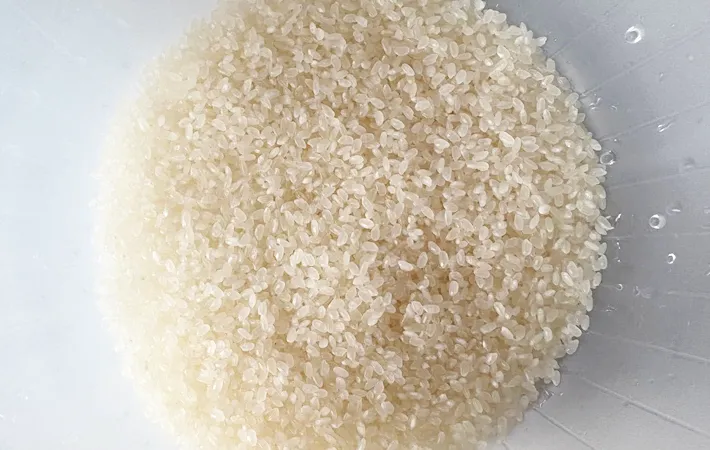 『さつまいもとじゃこの炊き込みご飯』を作る写真（撮影：エニママ）