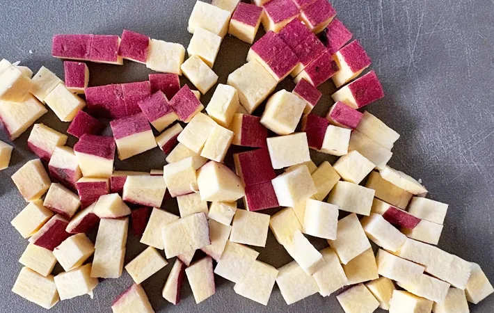 『さつまいもとじゃこの炊き込みご飯』を作る写真（撮影：エニママ）