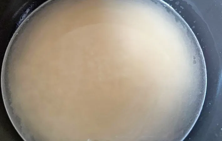 『さつまいもとじゃこの炊き込みご飯』を作る写真（撮影：エニママ）