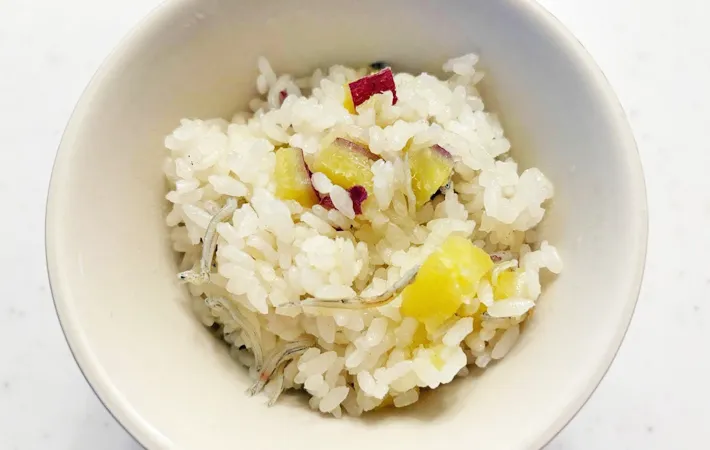 『さつまいもとじゃこの炊き込みご飯』の完成写真（撮影：エニママ）