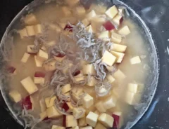 『さつまいもとじゃこの炊き込みご飯』を作る写真（撮影：エニママ）