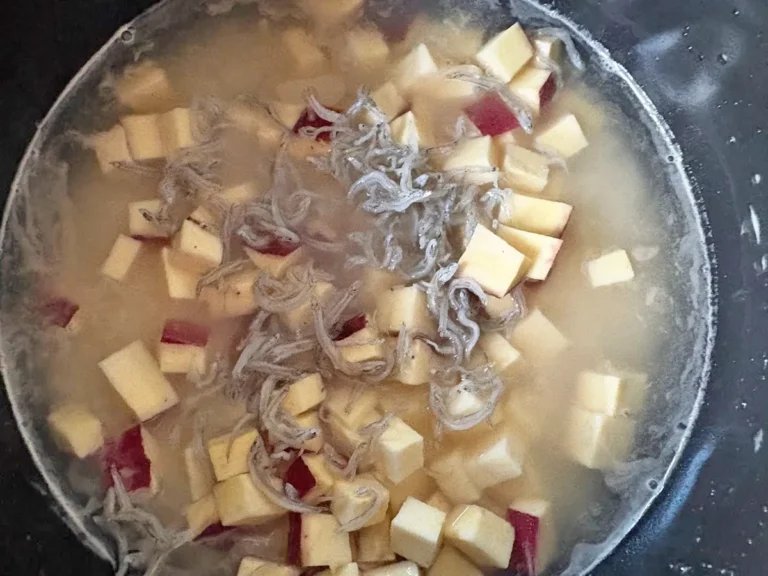 『さつまいもとじゃこの炊き込みご飯』を作る写真（撮影：エニママ）