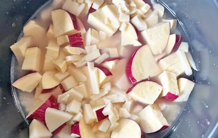 『さつまいも×タケノコご飯』を作る写真（撮影：エニママ）