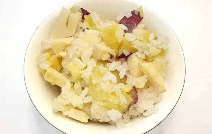 『さつまいも×タケノコご飯』の完成写真（撮影：エニママ）