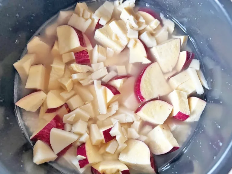 『さつまいも×タケノコご飯』を作る写真（撮影：エニママ）