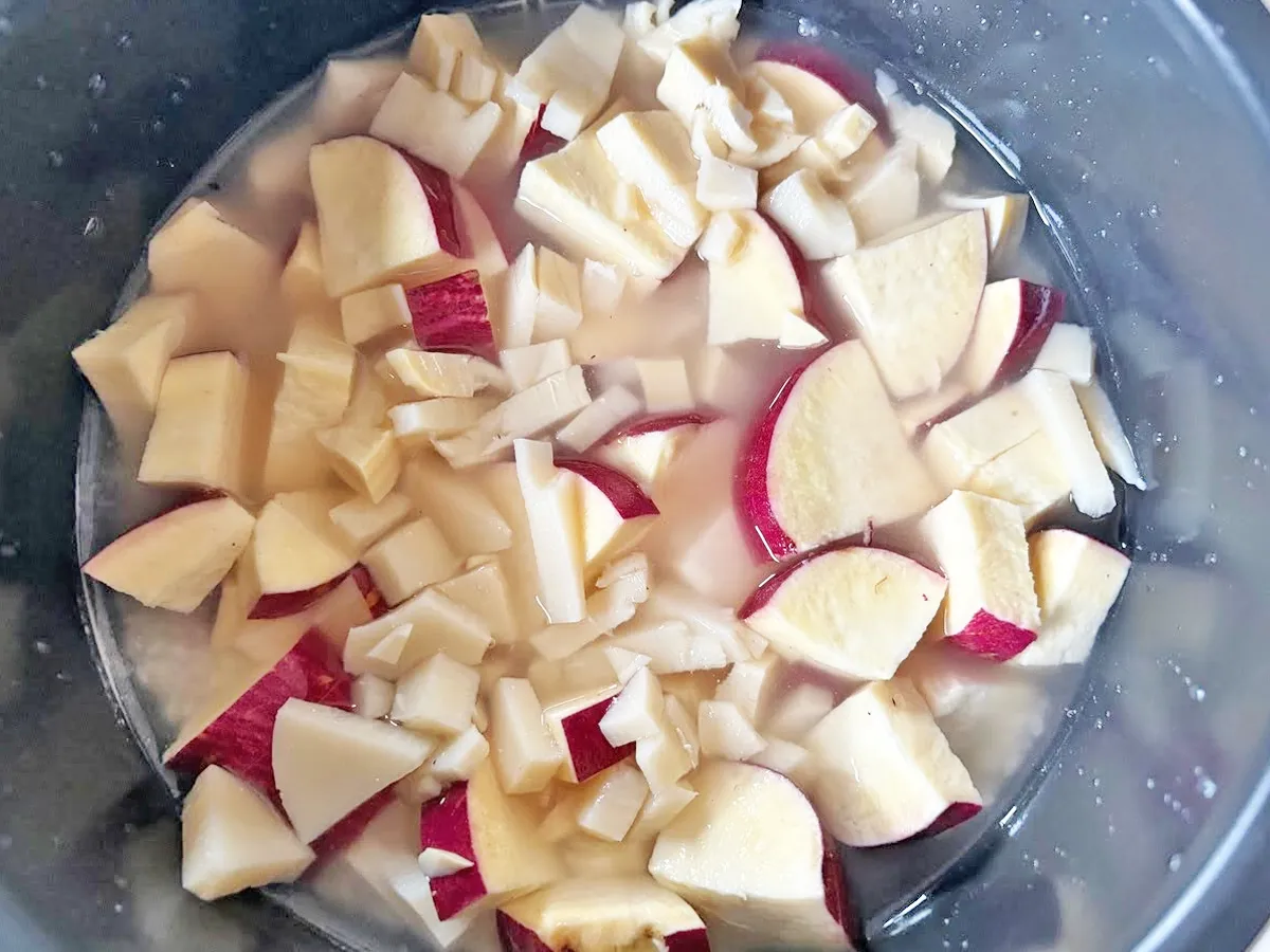 『さつまいも×タケノコご飯』を作る写真（撮影：エニママ）