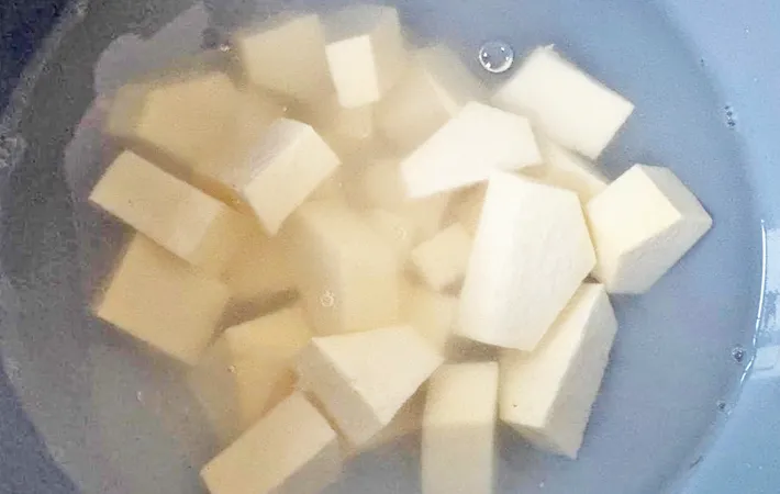 『さつまいもでハッシュドポテト』を作る写真（撮影：エニママ）