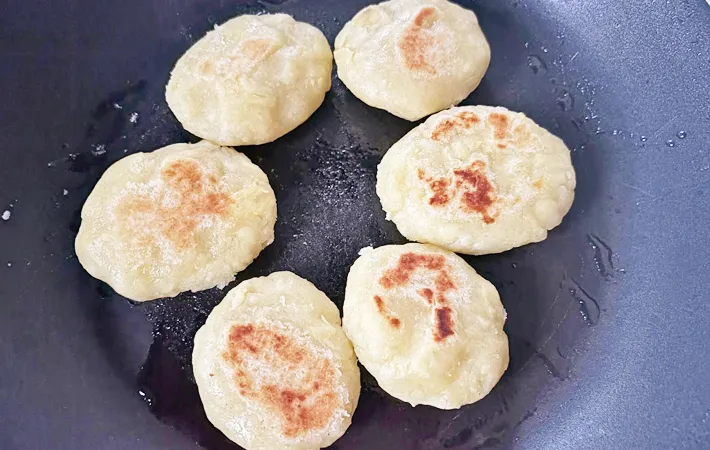 『さつまいもでハッシュドポテト』を作る写真（撮影：エニママ）