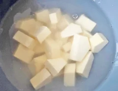 『さつまいもでハッシュドポテト』を作る写真（撮影：エニママ）