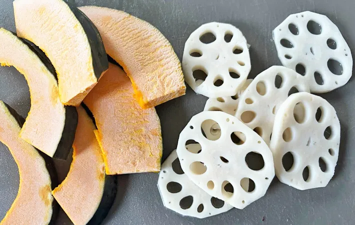 『カボチャ・レンコン・まいたけの焼きびたし』を作る写真（撮影：エニママ）