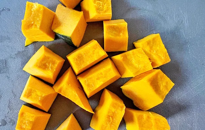 『レンジでほったらかし かぼちゃ煮』を作る写真（撮影：エニママ）