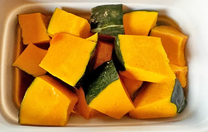 『レンジでほったらかし かぼちゃ煮』を作る写真（撮影：エニママ）