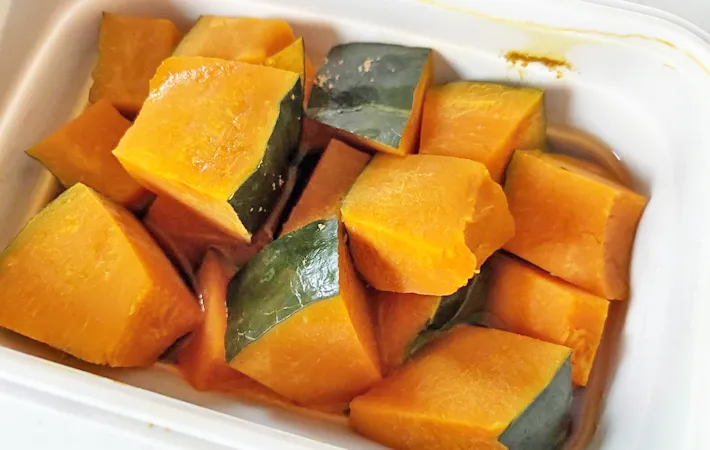 『レンジでほったらかし かぼちゃ煮』を作る写真（撮影：エニママ）