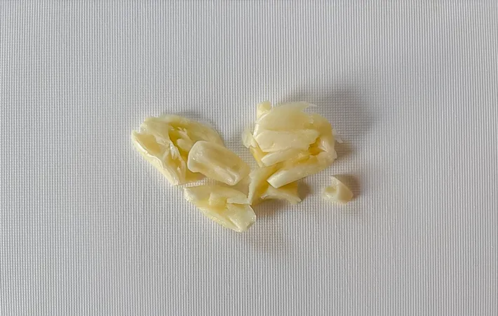 ニンニクを叩いて潰した写真（撮影：エニママ）