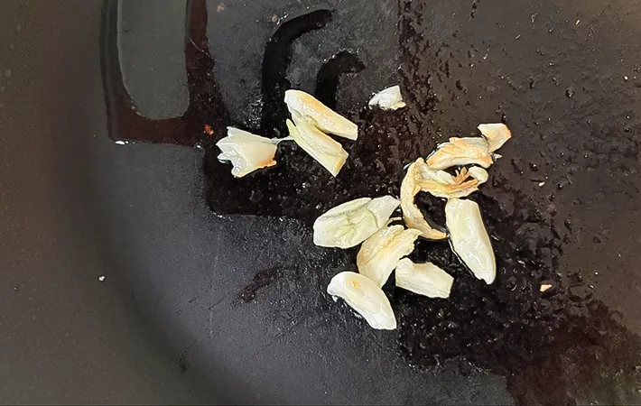 ニンニクに焼き色がついた写真（撮影：エニママ）