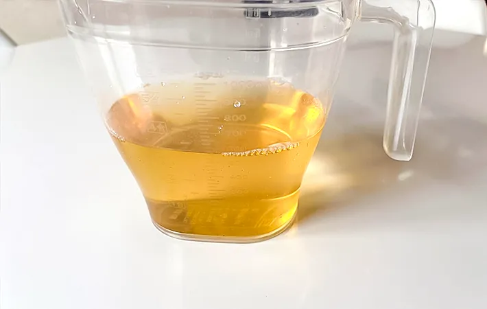 シイタケの戻し汁と水を合わせた写真（撮影：エニママ）