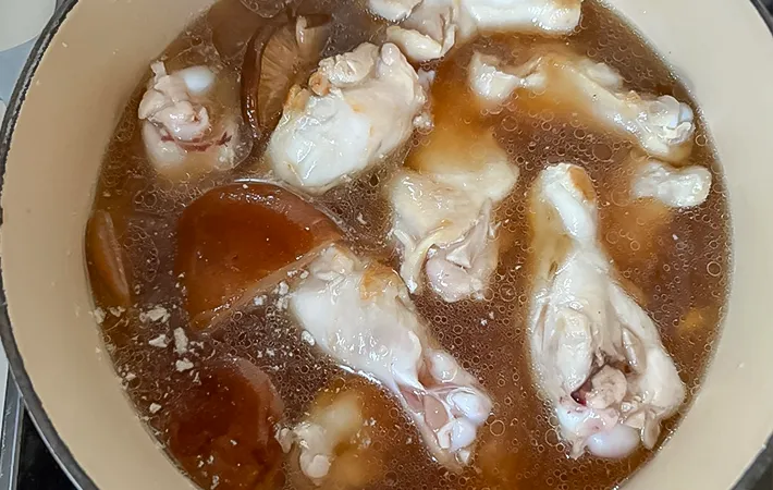 材料と調味料を強火にかけている写真（撮影：エニママ）