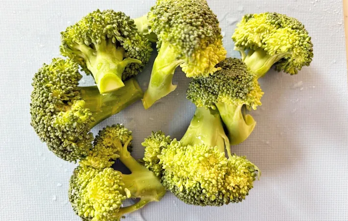 『鶏むね肉とブロッコリーのマヨ和え』を作る写真（撮影：エニママ）