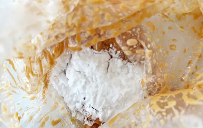 『鶏むね肉とブロッコリーのマヨ和え』を作る写真（撮影：エニママ）