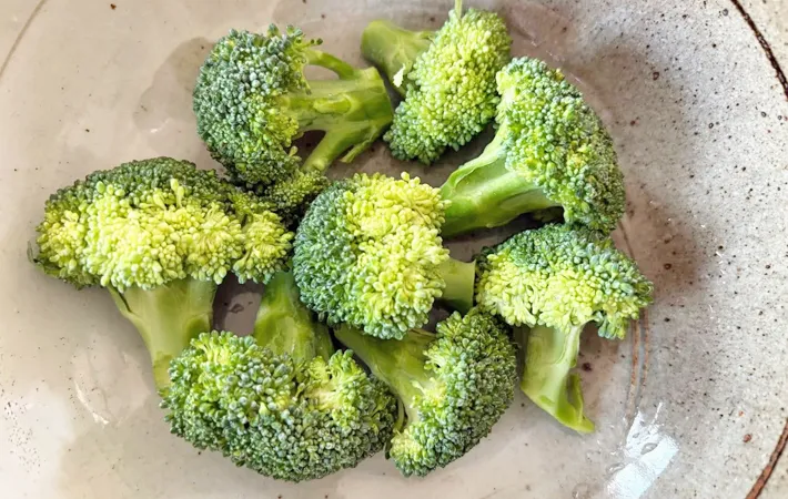 『鶏むね肉とブロッコリーのマヨ和え』を作る写真（撮影：エニママ）